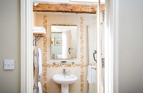 Condicote House | Pet-Friendly Retreat at Clematis Cottage - Rated 9.6/10