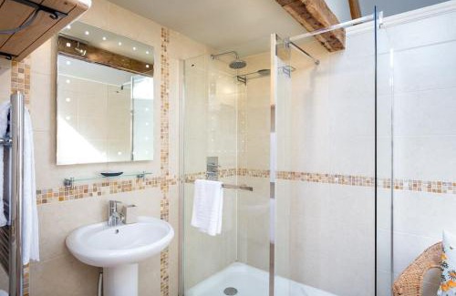 Condicote House | Pet-Friendly Retreat at Clematis Cottage - Rated 9.6/10