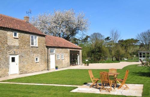 Gilling East House | Cozy Clematis Cottage: Pet & Child Friendly Retreat