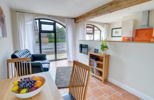 Gilling East House | Cozy Clematis Cottage: Pet & Child Friendly Retreat
