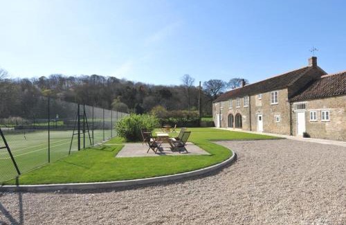Gilling East House | Cozy Clematis Cottage: Pet & Child Friendly Retreat