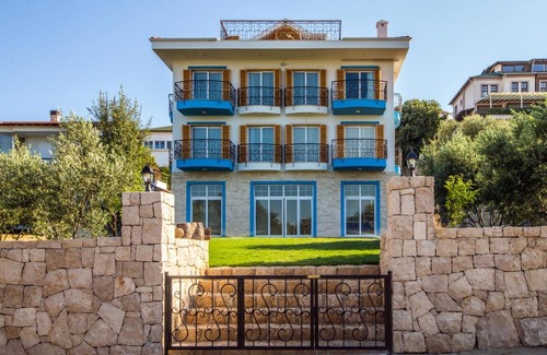 Sigacık Apartment | Oceanfront Escape at Clementin Suits Sigacık - Rated 9.4/10