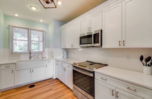 Salem Apartment | Clemson Game Retreat: Lakefront Keowee Key Condo
