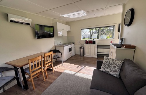 Russell Cottage | Beautiful Clendon Lodge Studio with Ocean View & Spa