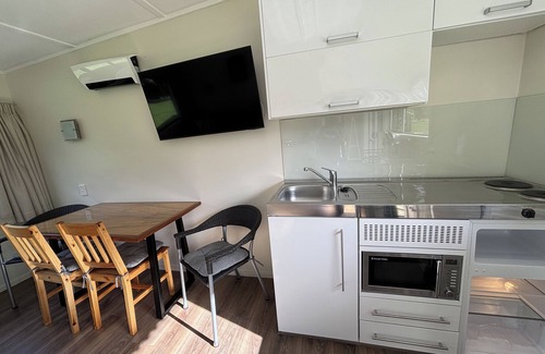 Russell Cottage | Beautiful Clendon Lodge Studio with Ocean View & Spa