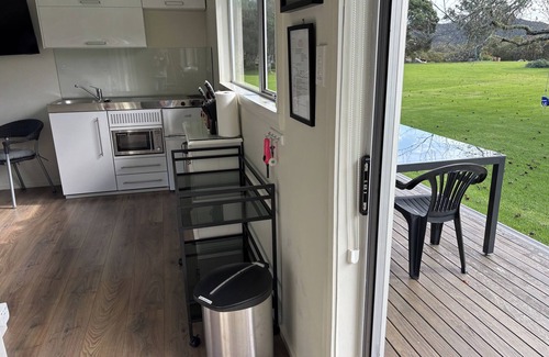 Russell Cottage | Beautiful Clendon Lodge Studio with Ocean View & Spa