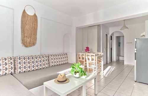 Piso Livadi Apartment | Oceanfront Retreat: Cleopatra Seaside Homes in Paros