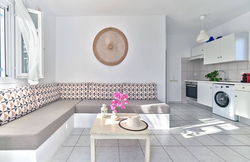 Piso Livadi Apartment | Oceanfront Retreat: Cleopatra Seaside Homes in Paros