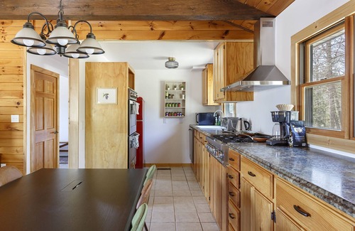 Mount Marion House | Discover Cleo’s Cabin: A Pet-Friendly Private Retreat