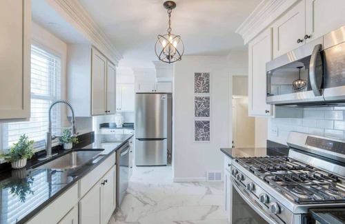 Cleveland House | Cleveland House: Garage, 3 Bedrooms & WiFi