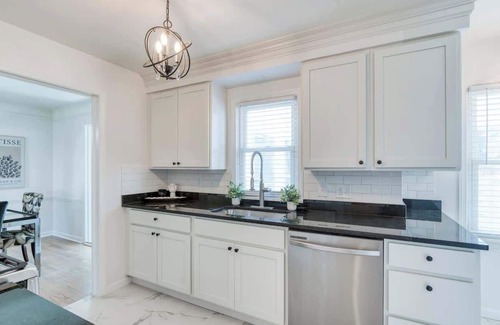 Cleveland House | Cleveland House: Garage, 3 Bedrooms & WiFi