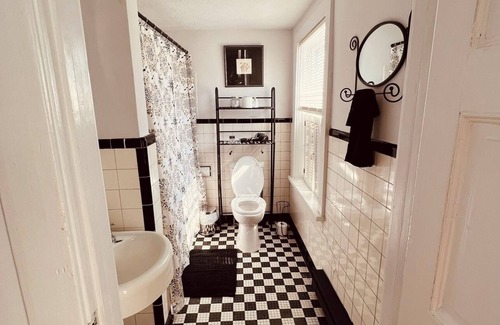Winchester Apartment | Cleveland Park awesome Winchester 2 BR 1st fl napt. walk to everything!