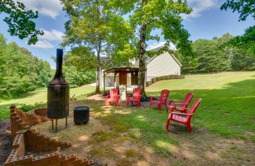 Helen House | Pet-Friendly Cleveland Retreat with Deck Near Winery
