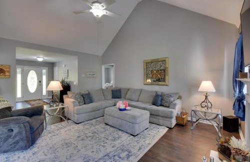 Helen House | Pet-Friendly Cleveland Retreat with Deck Near Winery