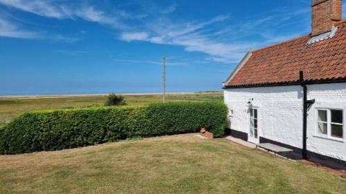 Salthouse House | Discover Cley Corner Cottage: Pet-Friendly Family Retreat
