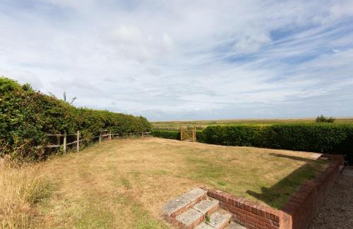 Salthouse House | Discover Cley Corner Cottage: Pet-Friendly Family Retreat