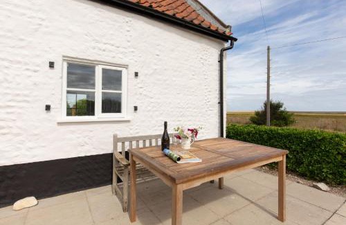 Salthouse House | Discover Cley Corner Cottage: Pet-Friendly Family Retreat