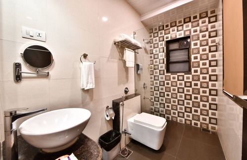 Rajgurunagar Hotel | Discover Click Hotel Sagar Plaza Chakan, Pune with Pool & Dining