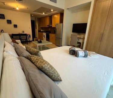 Jumeirah Lake Towers Apartment | Relax at The One Studios: JLT Lake View Apartments