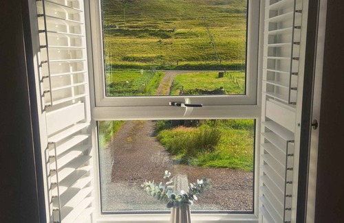Ardroil House | Scenic Cliff Cottage: 3 Bedroom Retreat by Uig's Beach