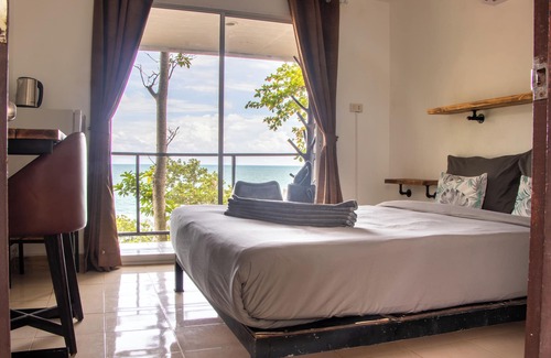 Bang Bao Bay Hotel | Inviting Cliff Cottage Resort: Family-Friendly Retreat with Pool