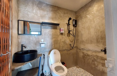 Bang Bao Bay Hotel | Inviting Cliff Cottage Resort: Family-Friendly Retreat with Pool