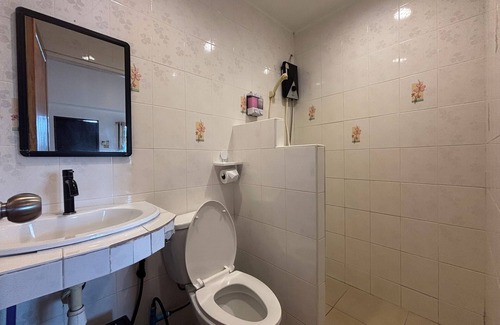 Bang Bao Bay Hotel | Inviting Cliff Cottage Resort: Family-Friendly Retreat with Pool