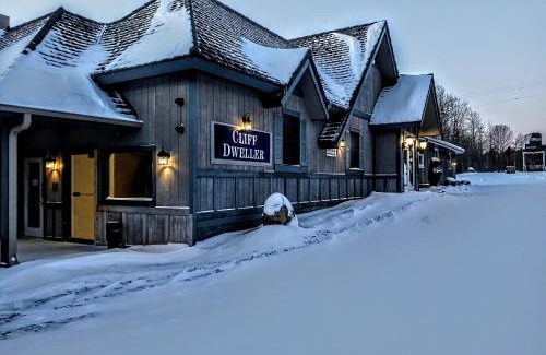 Tofte Hotel | Relax at Cliff Dweller on Lake Superior - Hot Tub & Breakfast