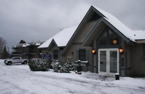 Tofte Hotel | Relax at Cliff Dweller on Lake Superior - Hot Tub & Breakfast