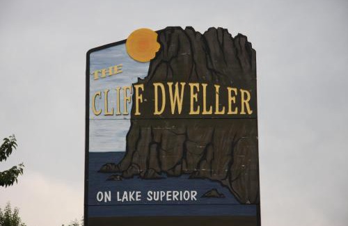 Tofte Hotel | Relax at Cliff Dweller on Lake Superior - Hot Tub & Breakfast
