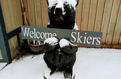 Tofte Hotel | Relax at Cliff Dweller on Lake Superior - Hot Tub & Breakfast