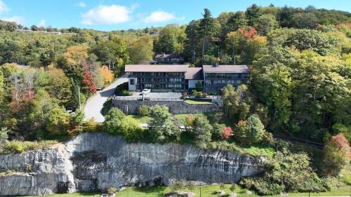 Blowing Rock Hotel | Family-Friendly Retreat at Cliff Dwellers Inn with Pets Welcome