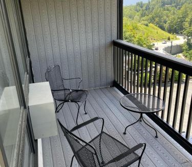 Blowing Rock Hotel | Family-Friendly Retreat at Cliff Dwellers Inn with Pets Welcome