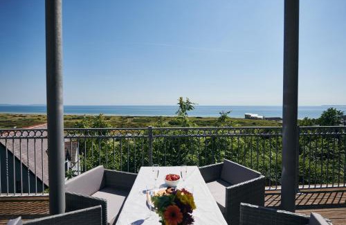 Pendine House | Cliff Haven: Breathtaking Sea Views & Pet-Friendly Stays