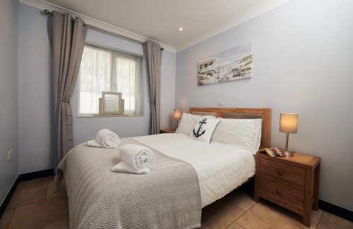 Pendine House | Cliff Haven: Breathtaking Sea Views & Pet-Friendly Stays