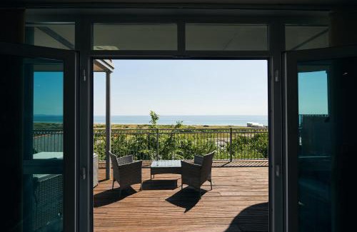 Pendine House | Cliff Haven: Breathtaking Sea Views & Pet-Friendly Stays