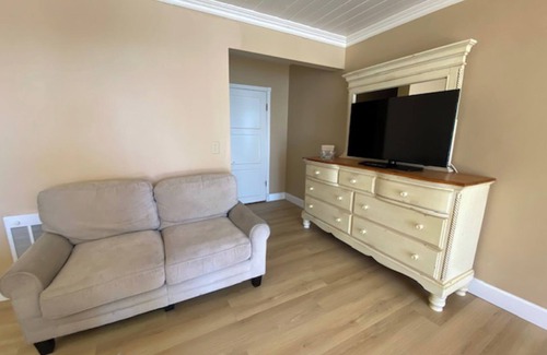 Mussel Shoals Hotel | Relaxing Cliff House Inn on the Ocean with Pool & Spa