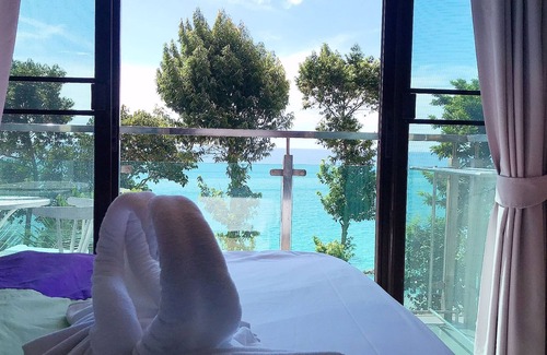 Ko Lanta Hotel | Highly Rated Cliff Lanta Suite with Family-Friendly Amenities