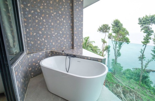 Ko Lanta Hotel | Highly Rated Cliff Lanta Suite with Family-Friendly Amenities