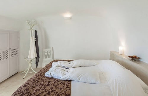 Oia Hotel | Cliff Nest Honeymoon Suite with Private Whirlpool & Caldera View *access via num
