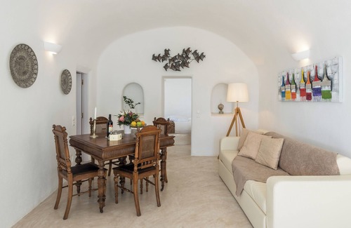 Oia Hotel | Cliff Nest Honeymoon Suite with Private Whirlpool & Caldera View *access via num