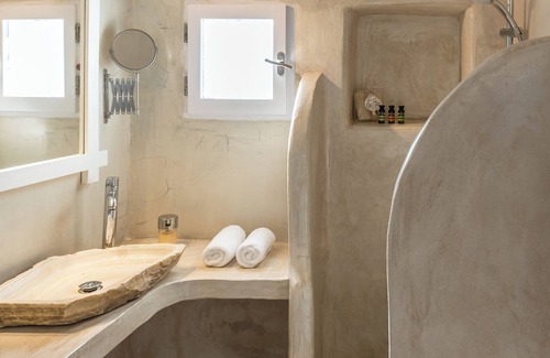 Oia Hotel | Cliff Nest Honeymoon Suite with Private Whirlpool & Caldera View *access via num