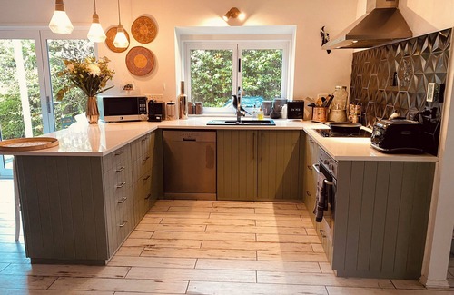 Manly House | Cozy Cape Cod Cliff Top Retreat with Kitchen Amenities