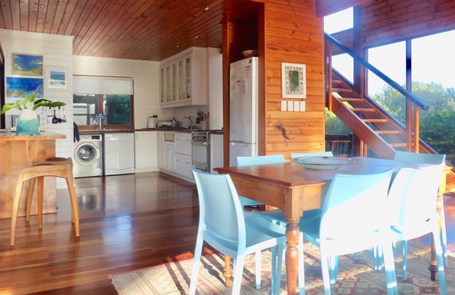 Victoria Bay Villa | Cliff Top House No.24: Ocean View Retreat with Breakfast