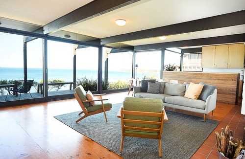 Flinders House | Iconic Cliff Top Home with Ocean View and Breakfast