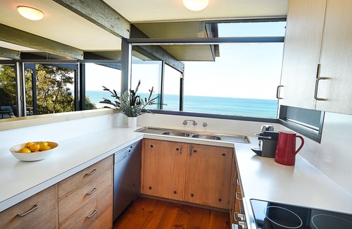 Flinders House | Iconic Cliff Top Home with Ocean View and Breakfast