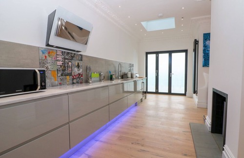 St Leonards-On-Sea Cottage | Cliffhanger: Family-Friendly Oceanfront Cottage in Hastings