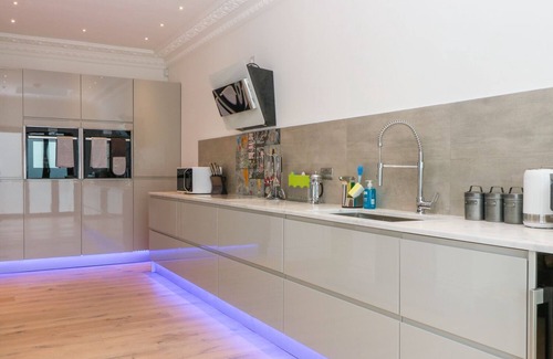 St Leonards-On-Sea Cottage | Cliffhanger: Family-Friendly Oceanfront Cottage in Hastings