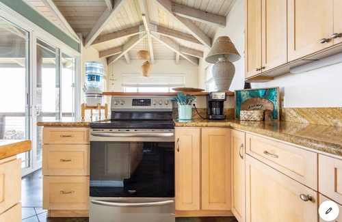 Captain Cook House | Oceanfront Getaway with Pool: The Cove at Milolii Awaits