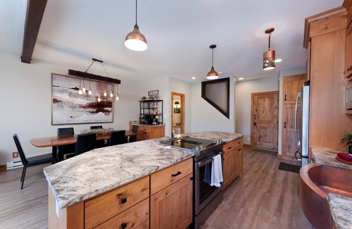 Purgatory House | Breathtaking Mountain Views - Pet Friendly with Hot Tub